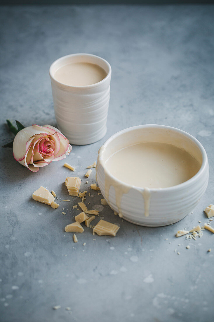 Melted white chocolate in bowl