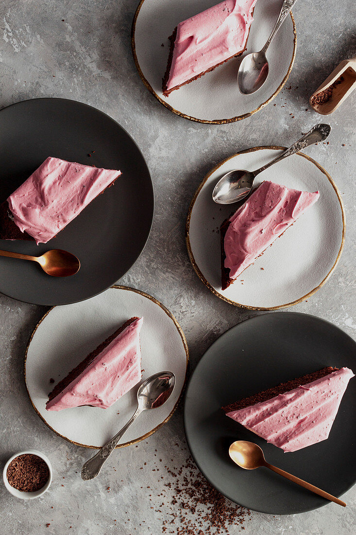 Schokoladenkuchen mit rosa Sahnecreme