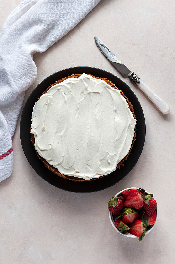 Biskuitkuchen mit Mascarpone-Creme bestrichen