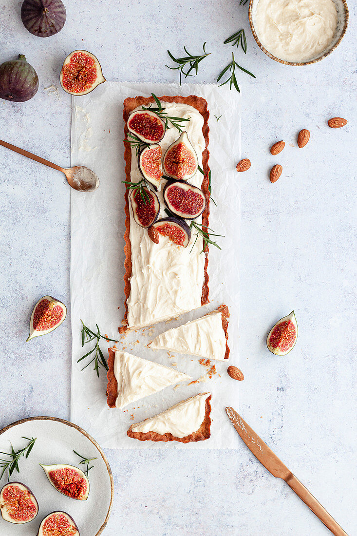 Tart with almond cream, fresh figs and rosemary