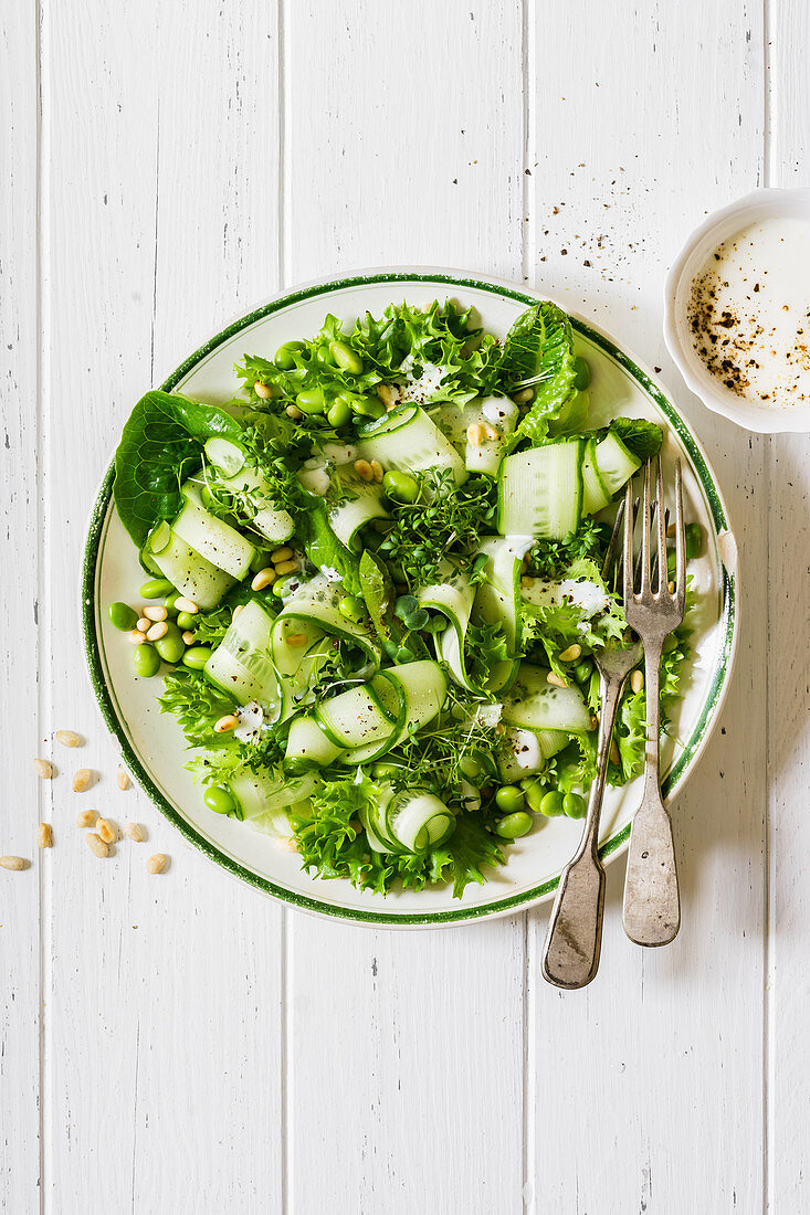 Gesunder grüner Salat mit Edamame und Pinienkernen