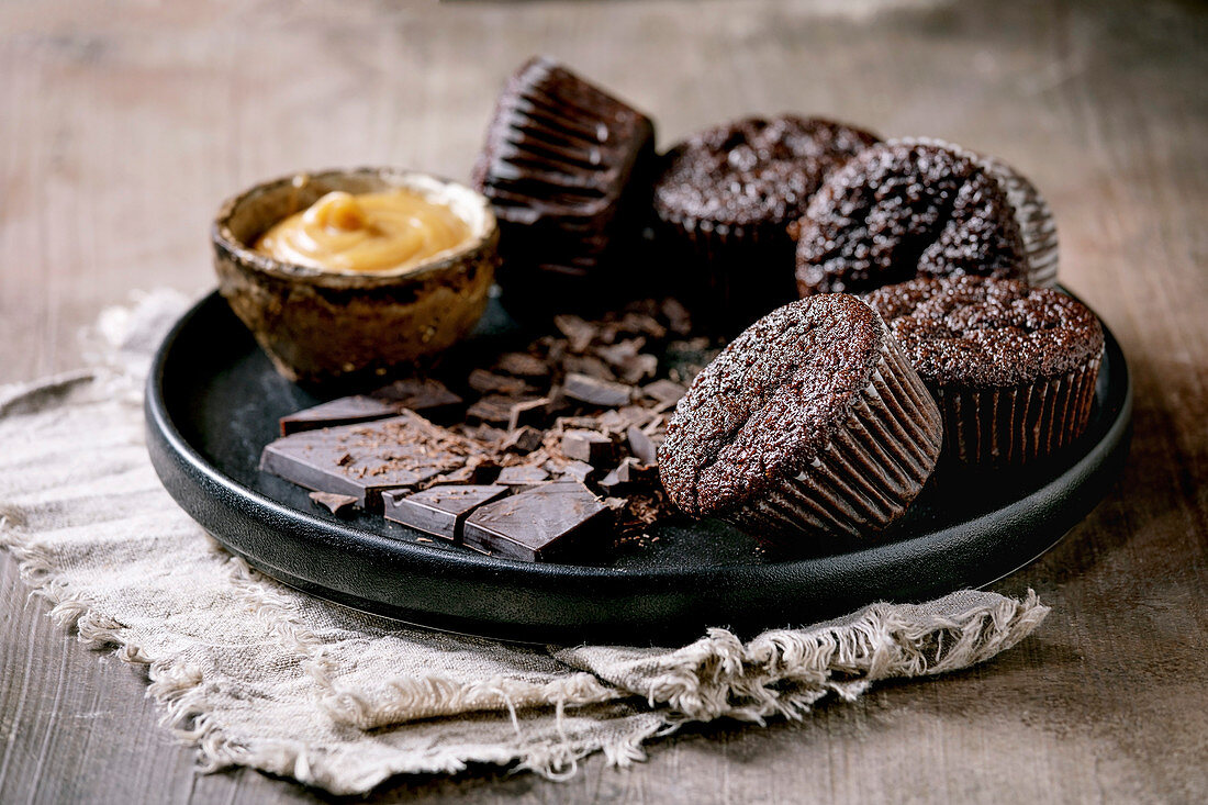 Schokoladenmuffins mit Salzkaramellsauce und gehackter dunkler Schokolade