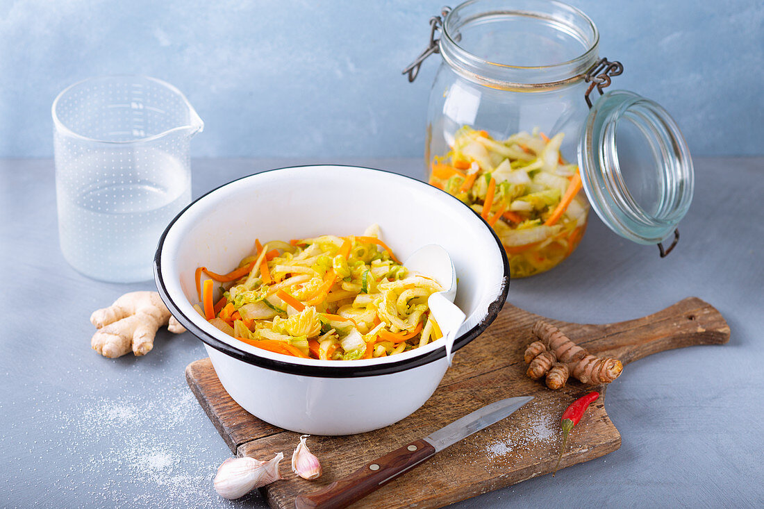 Goldenes Kimchi mit Kurkuma zubereiten