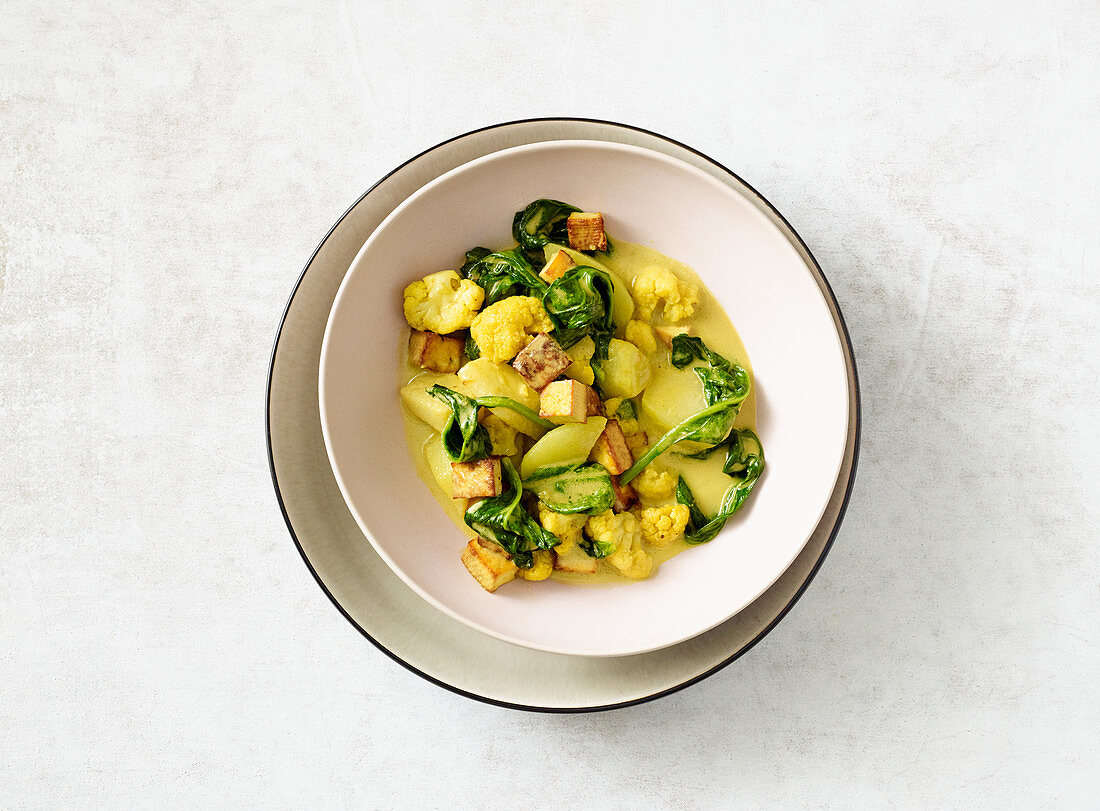 Kohlrabi and cauliflower curry with spinach