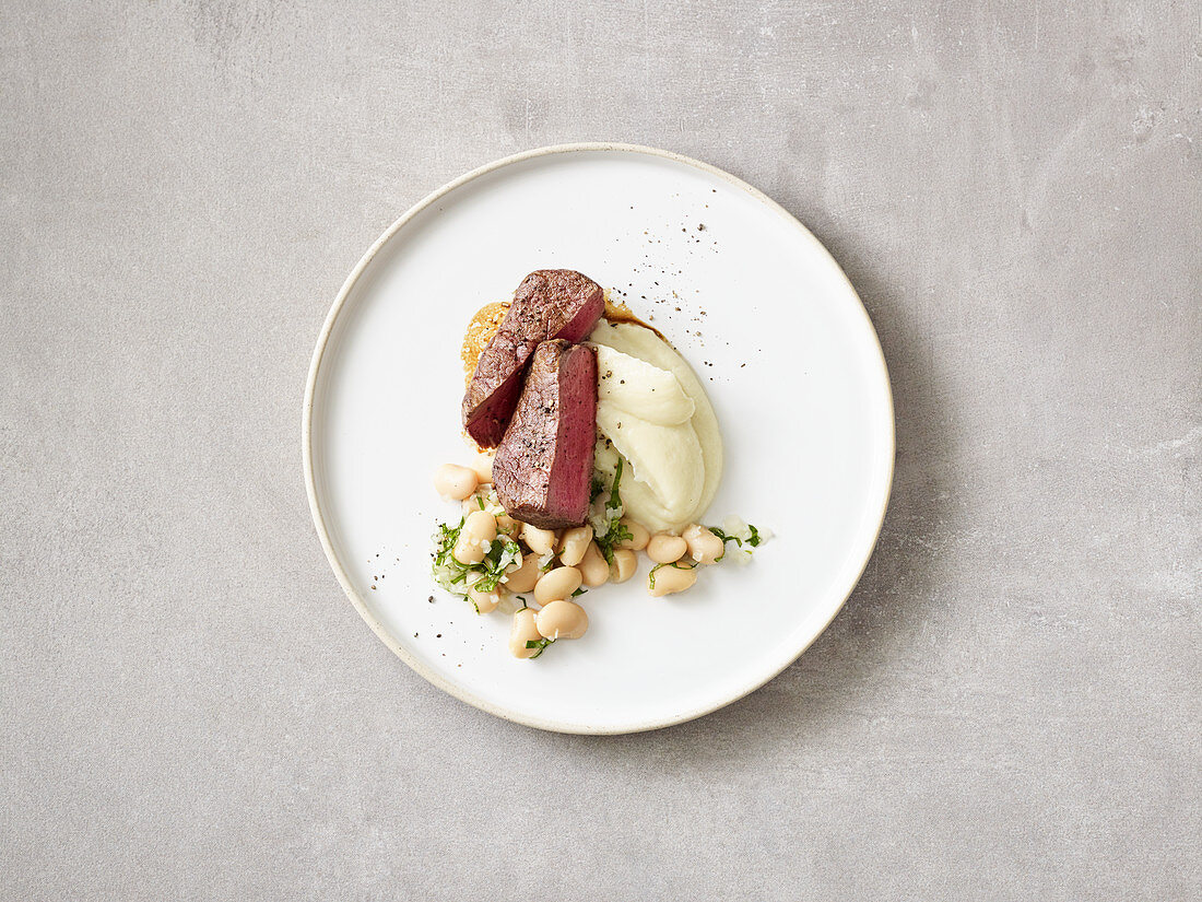 Rinderfilet mit Blumenkohlpüree und Bohnensalat