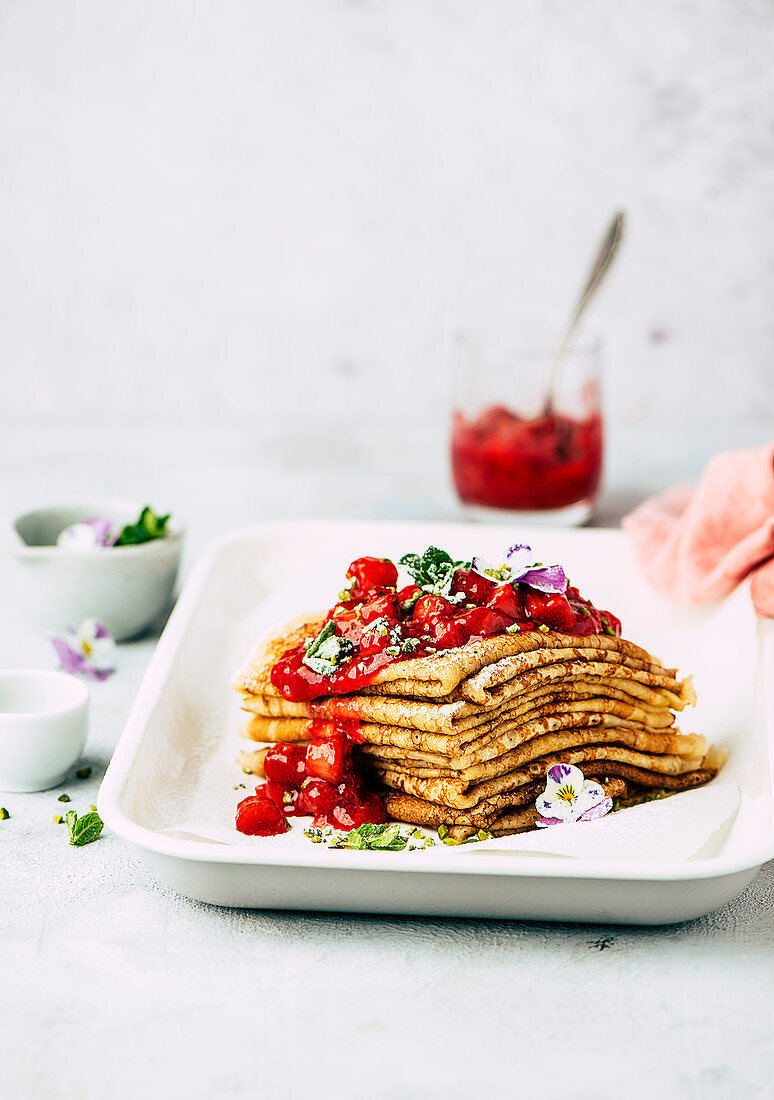 Pfannkuchen mit Rhabarber-Erdbeer-Kompott