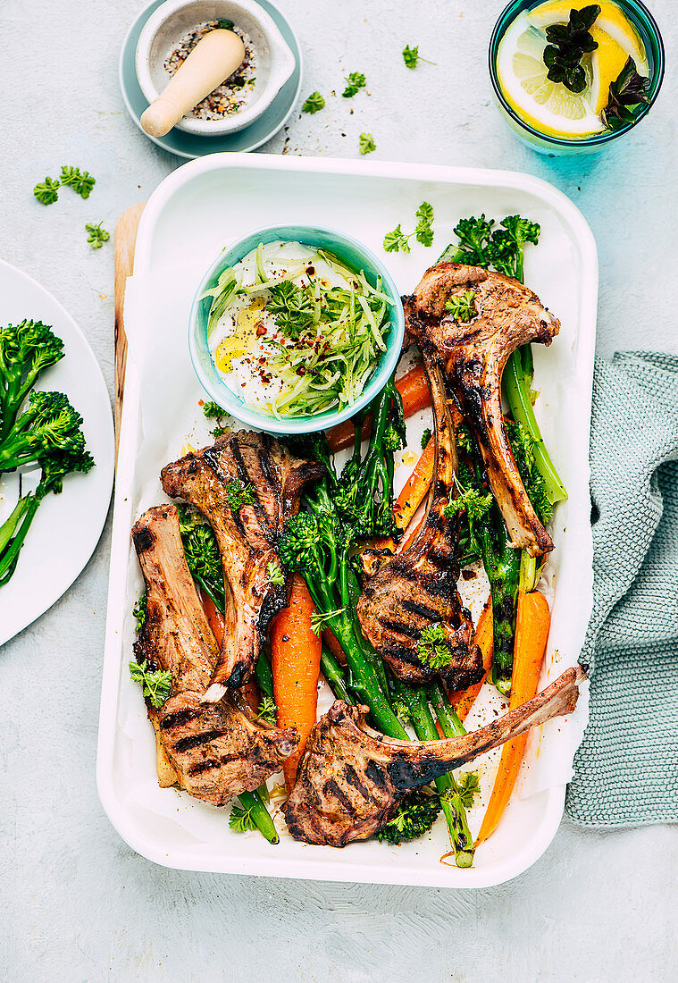 Gegrillte Lammkoteletts mit Gemüse und Tzatziki