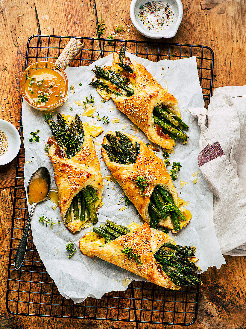 Asparagus puff pastry bags with cheese and thyme honey