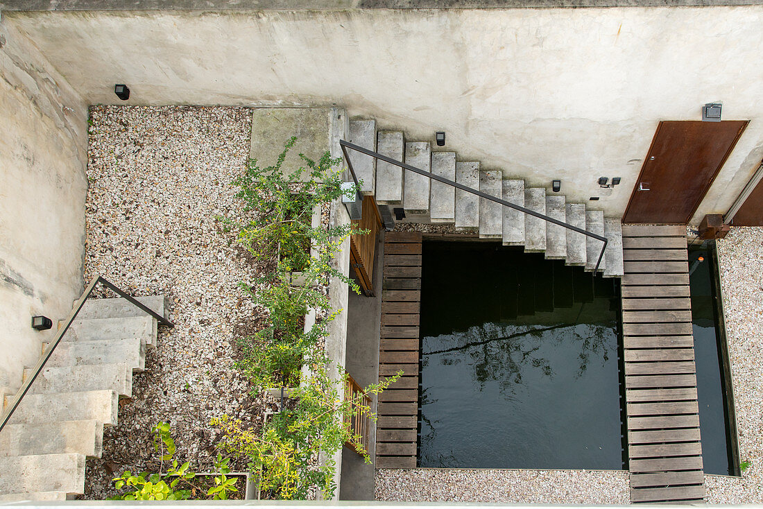 Treppenaufgang und Wasserbecken im Innenhof