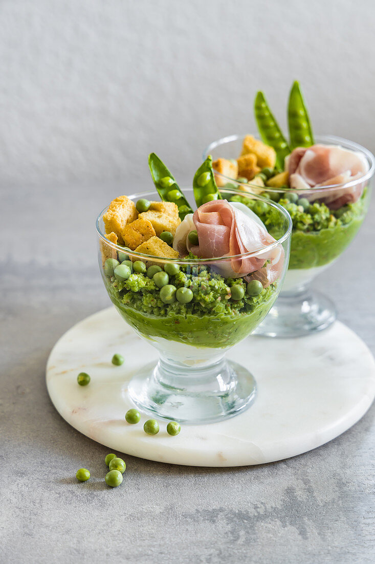 Green peas deep with croutons and prosciutto