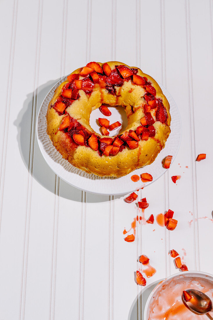 Joghurt Vanille Bundt Cake mit Erdbeeren