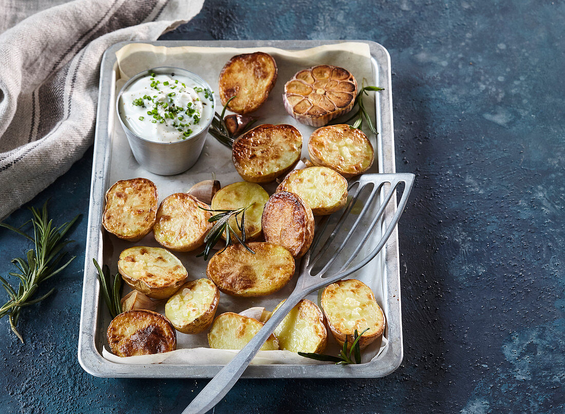 Roasted potatoes with rosemary and dip