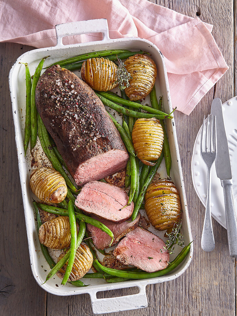 Roastbeef with hasselback potatoes and green beans