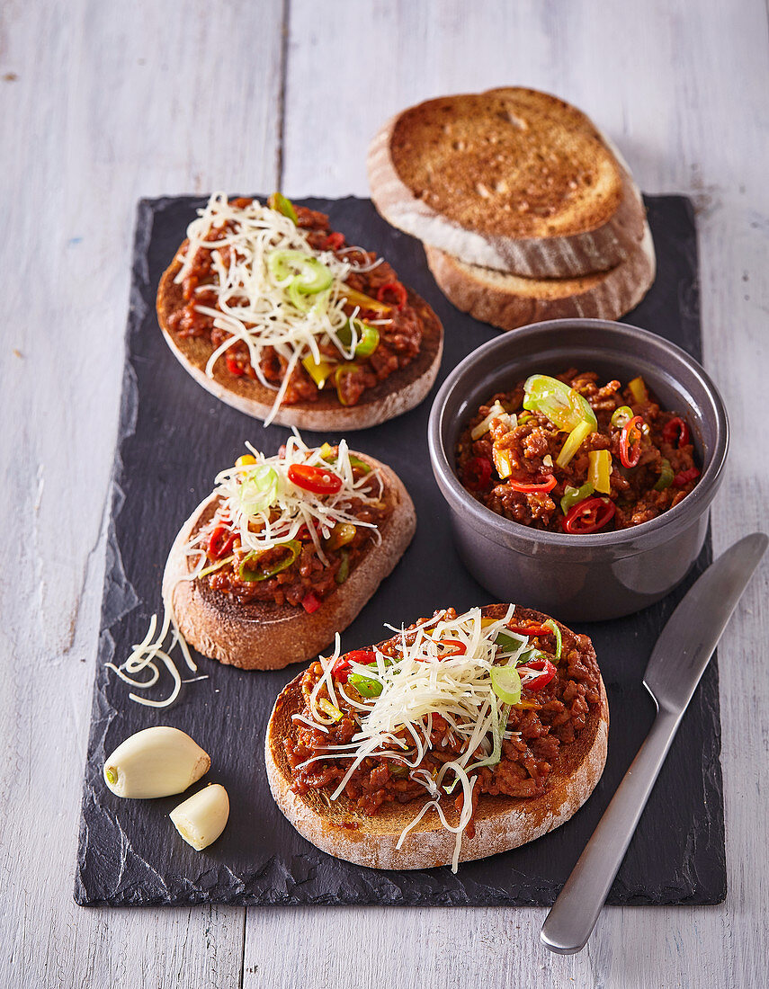 Roasted toasts with spicy minced meat