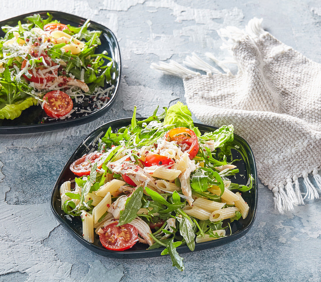 Nudelsalat mit Rucola, Hühnchen und Tomaten