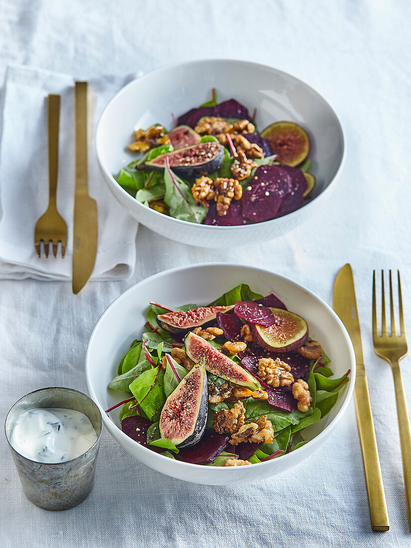 Salad with beetroot, figs and caramel nuts