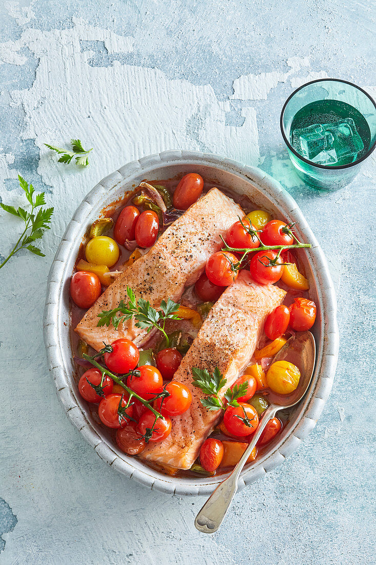 Salmon with tomatoes and pepper