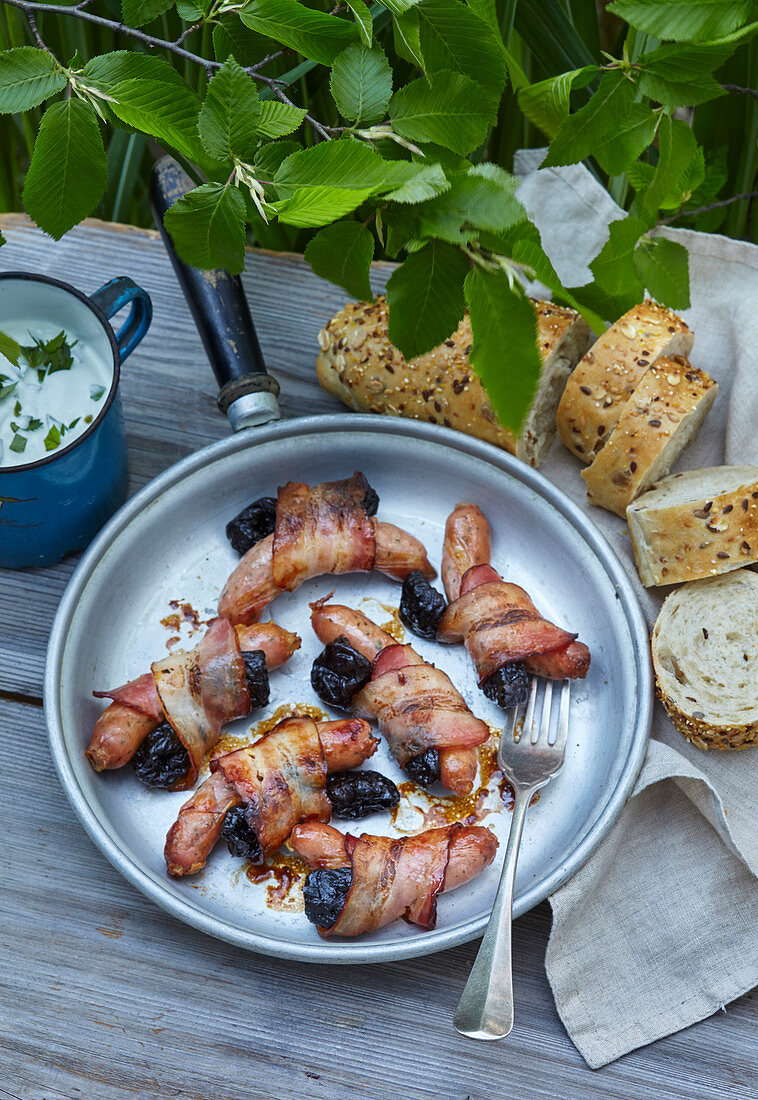 Sausages with plums and bacon