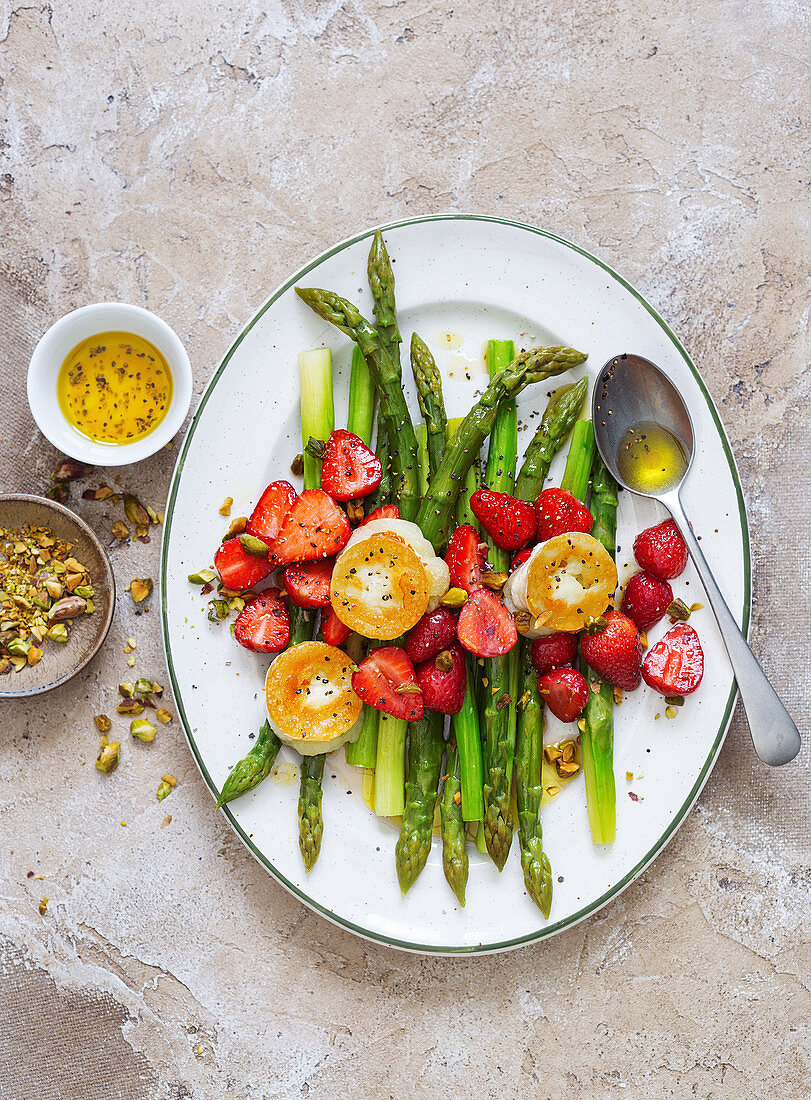 Roasted green asparagus with strawberries and goat cheese