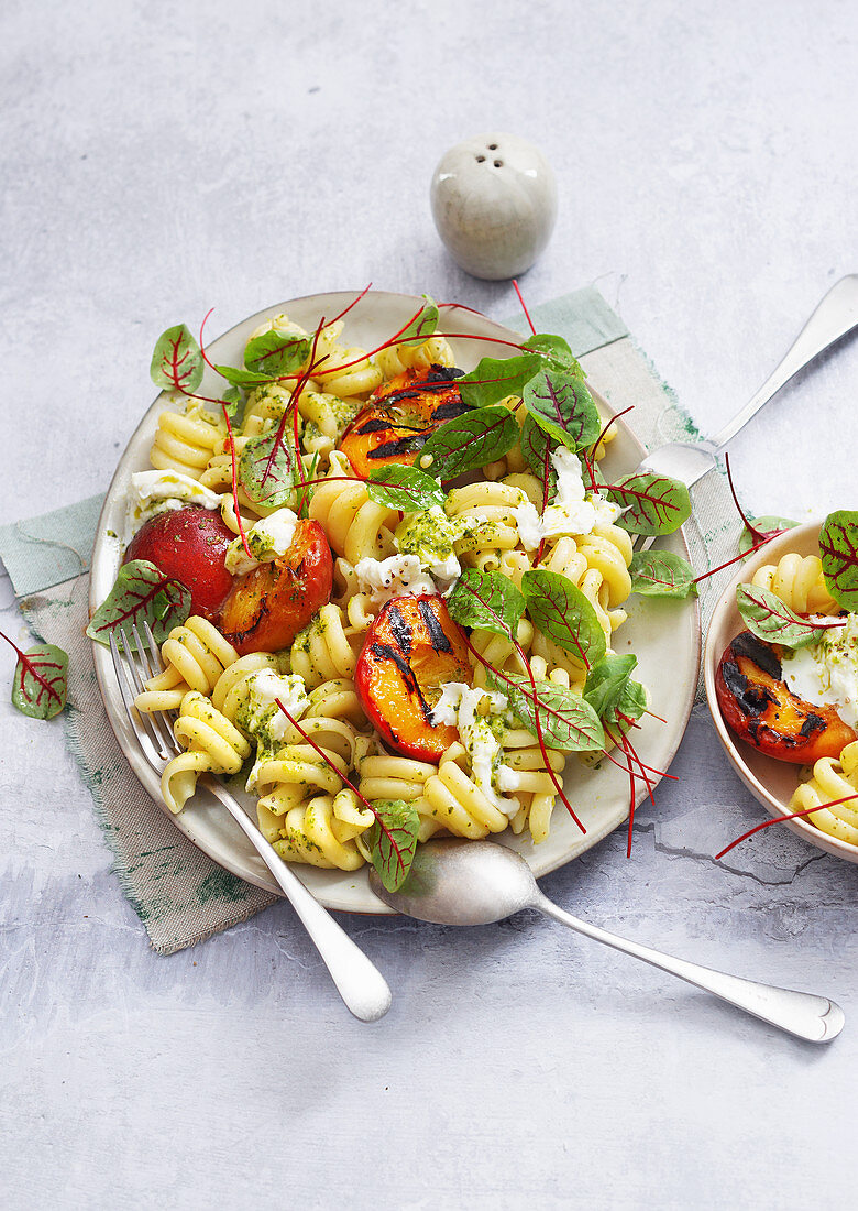 Pasta salad with grilled plums and mozzarella
