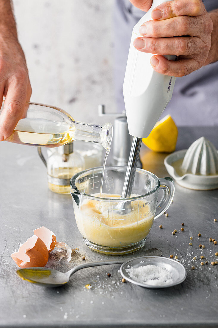 Burger-Mayo zubereiten - Essig zugeben