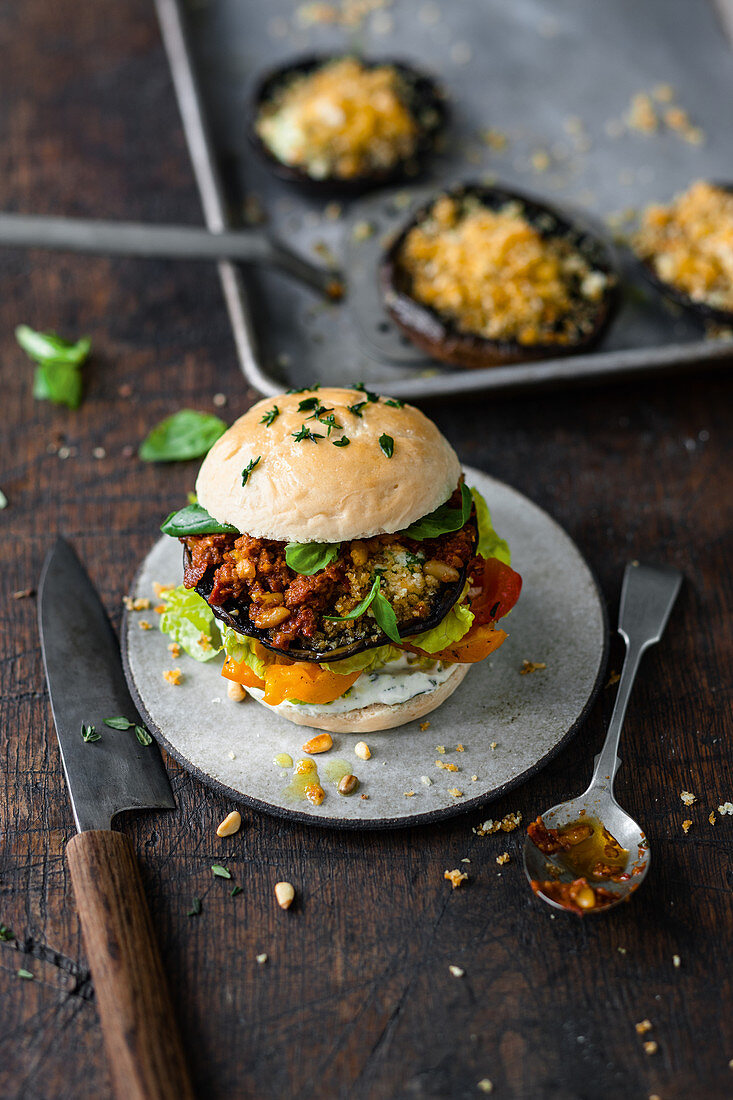 Veganer Portobello-Burger mit Kräuter-Mayo und Grillpaprika