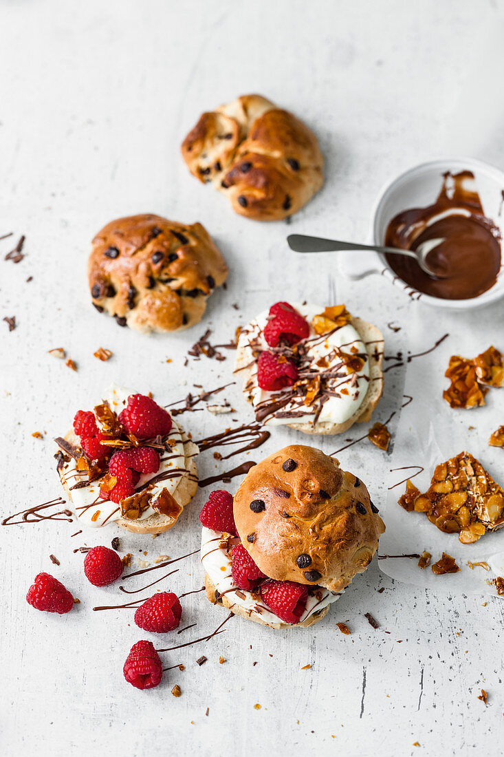 Schokoladen-Burger mit weißer Creme, Himbeeren und Krokant