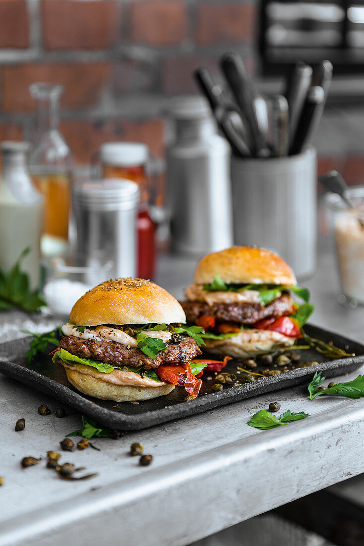 Vitello-Tonnato-Burger mit Kalbfleisch und Thunfisch-Mayo