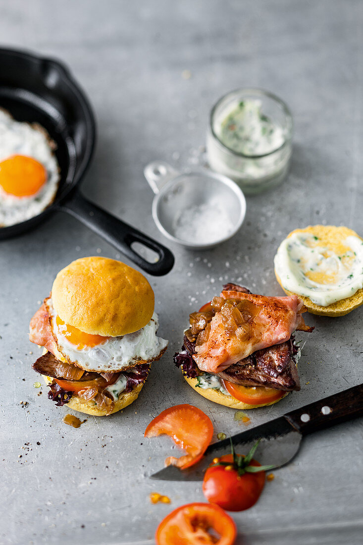 Rindersteak-Burger mit Chimichurri-Mayo, Schinken und Spiegelei