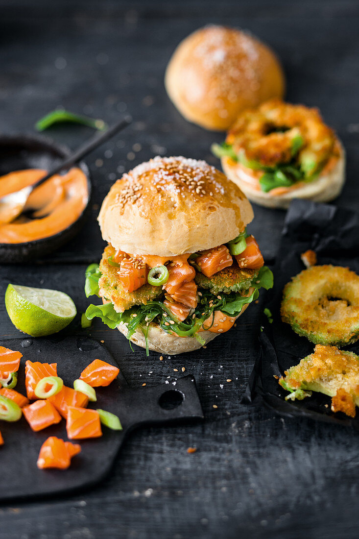 Poké-Burger mit Lachs, Sriracha-Mayo, frittierte Avocado und Algen