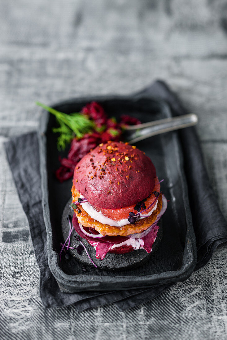 Pink burger with grapefruit, beetroot sprouts and radicchio