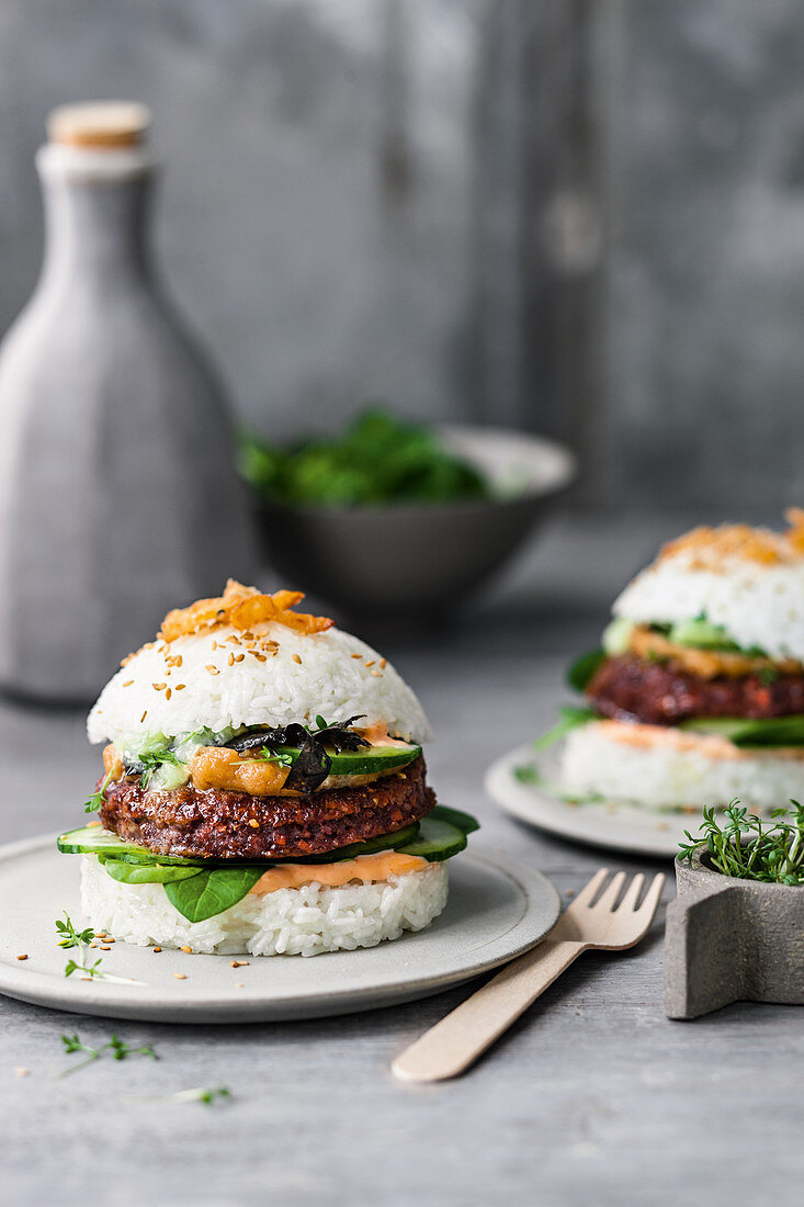Sushireis-Burger mit veganem Kaviar, Sriracha-Mayo und Erdnusssauce