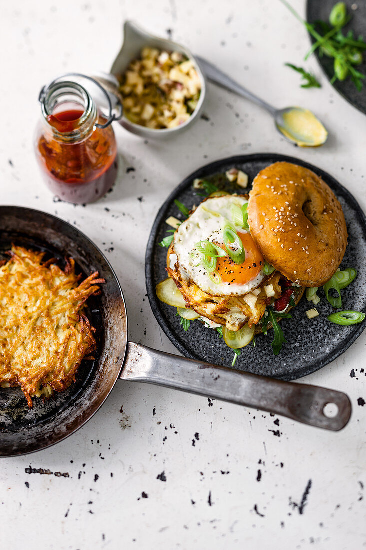 Rösti-Burger mit Frischkäse, Apfel-Bergkäse-Salsa und Spiegelei