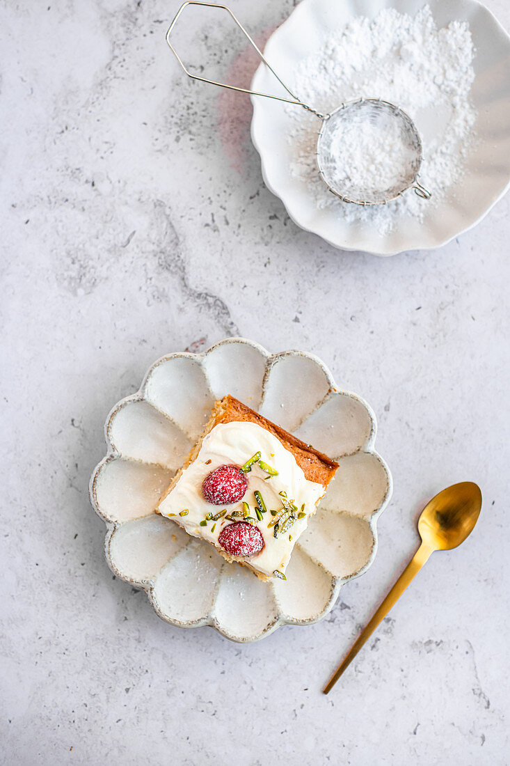 Tres Leches Kuchen mit frischen Himbeeren und Pistazien