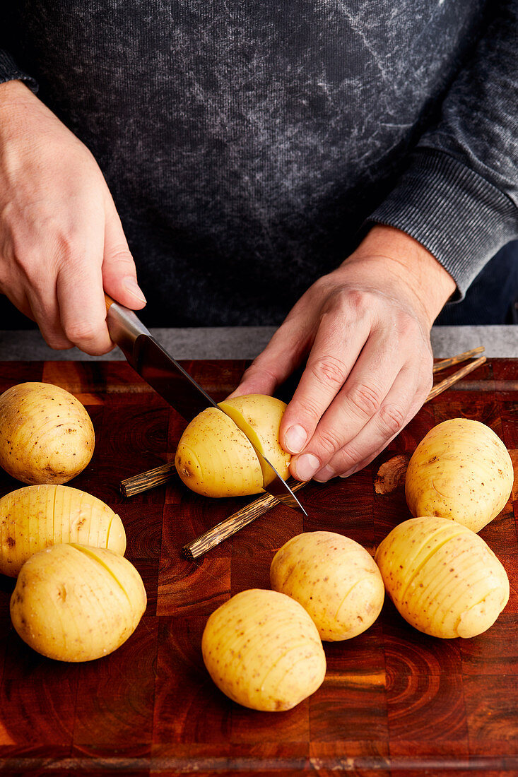 Hasselback-Kartoffeln zubereiten