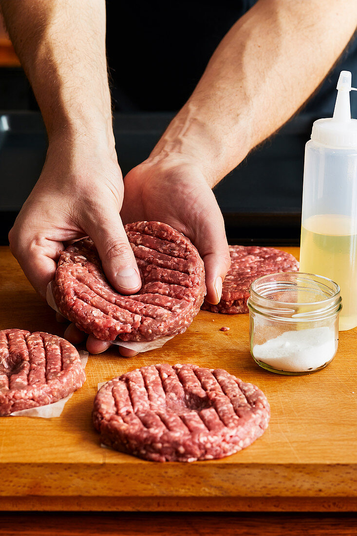 Mulde in den Patty drücken (erhält die Form beim Grillen)