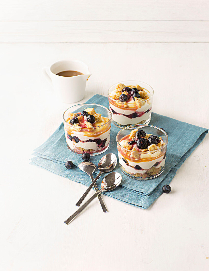Heidelbeer-Trifle mit Vanillepaste, Shortbread und Karmellsauce