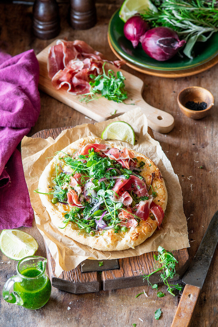 Pizza mit Schinken, Zwiebeln und Gemüse