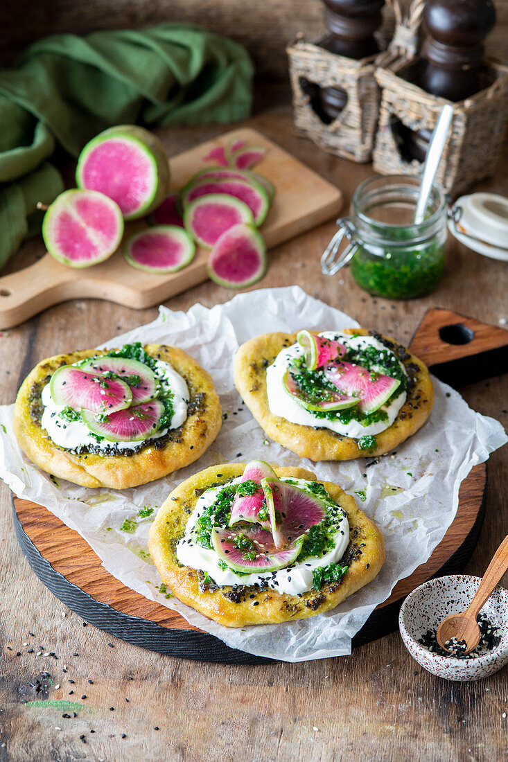 Fladenbrote mit Wassermelonenrettich und Grünkohlpesto