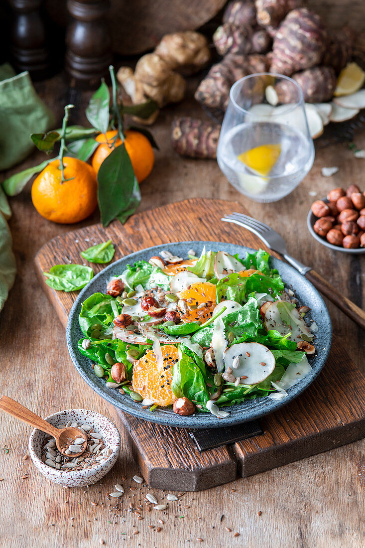 Topinambursalat mit Mandarinen und Haselnüssen