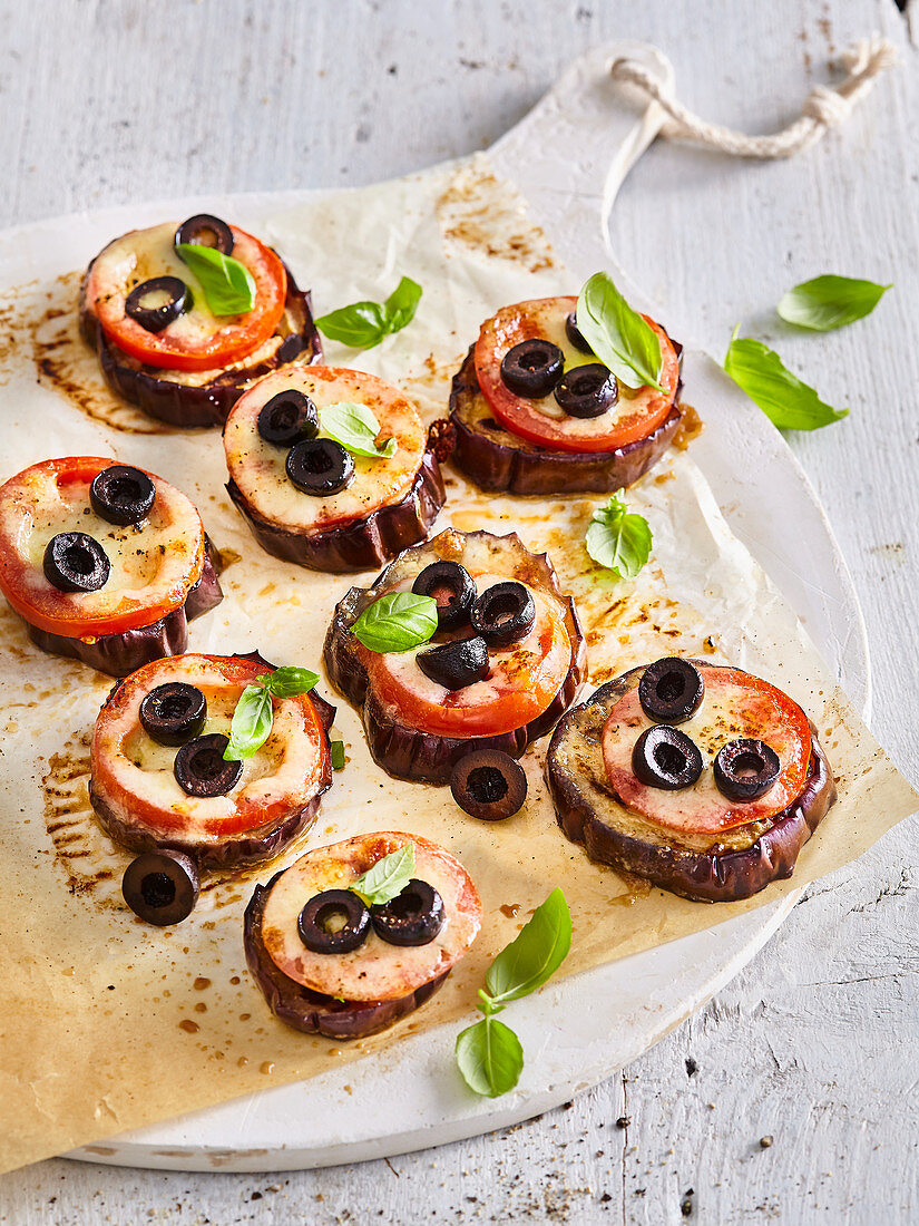 Auberginen-Canapés mit Tomate und Oliven