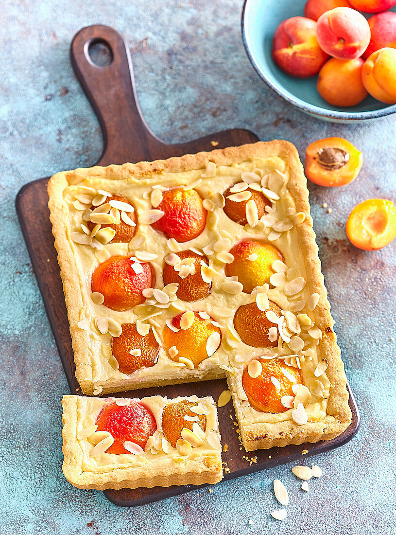 Aprikosen-Pfirsich-Tarte mit Mandelblättchen