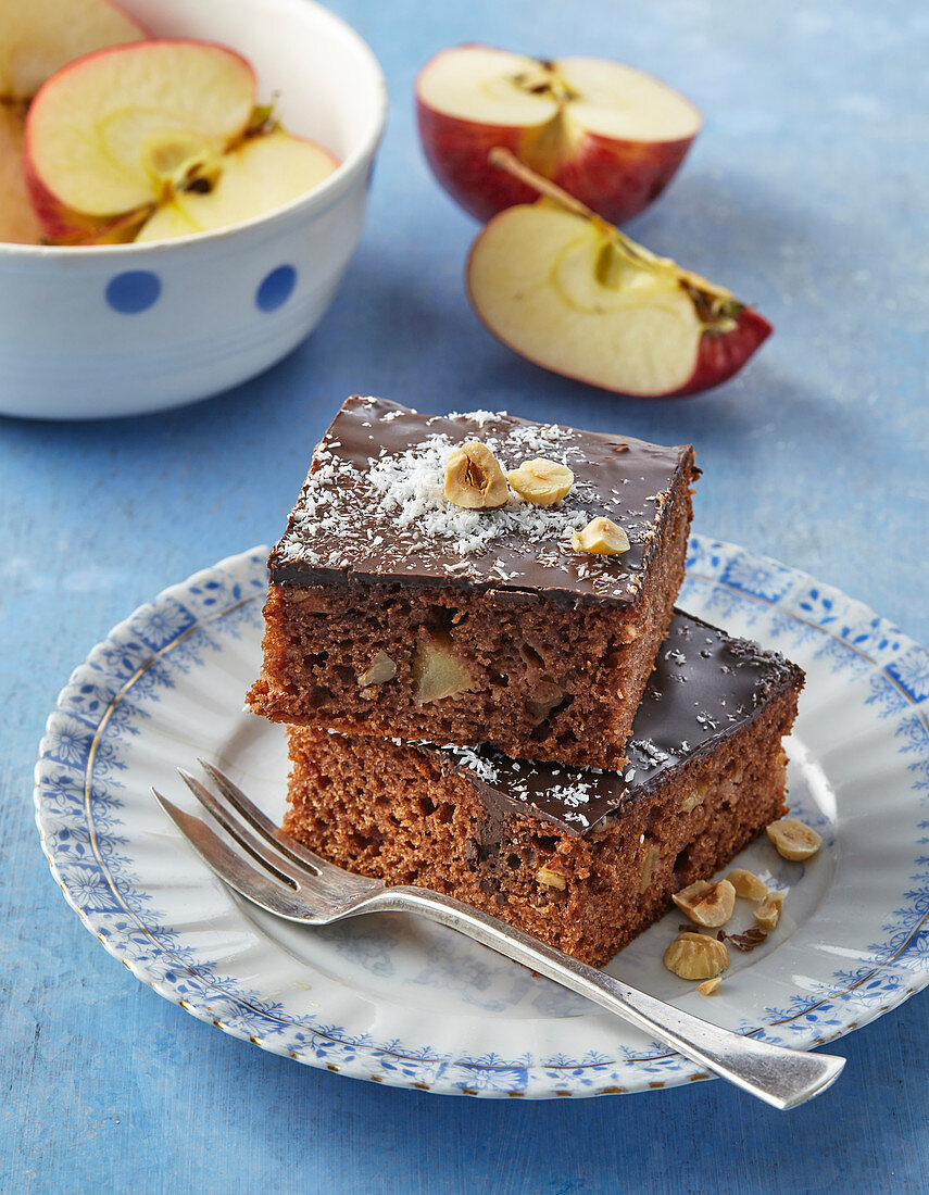 Apple gingerbread with topping
