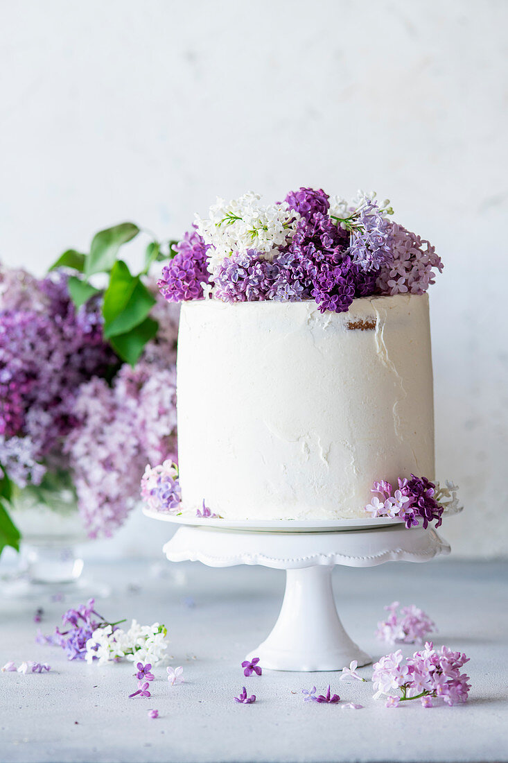 Buttercream cake with lilacs
