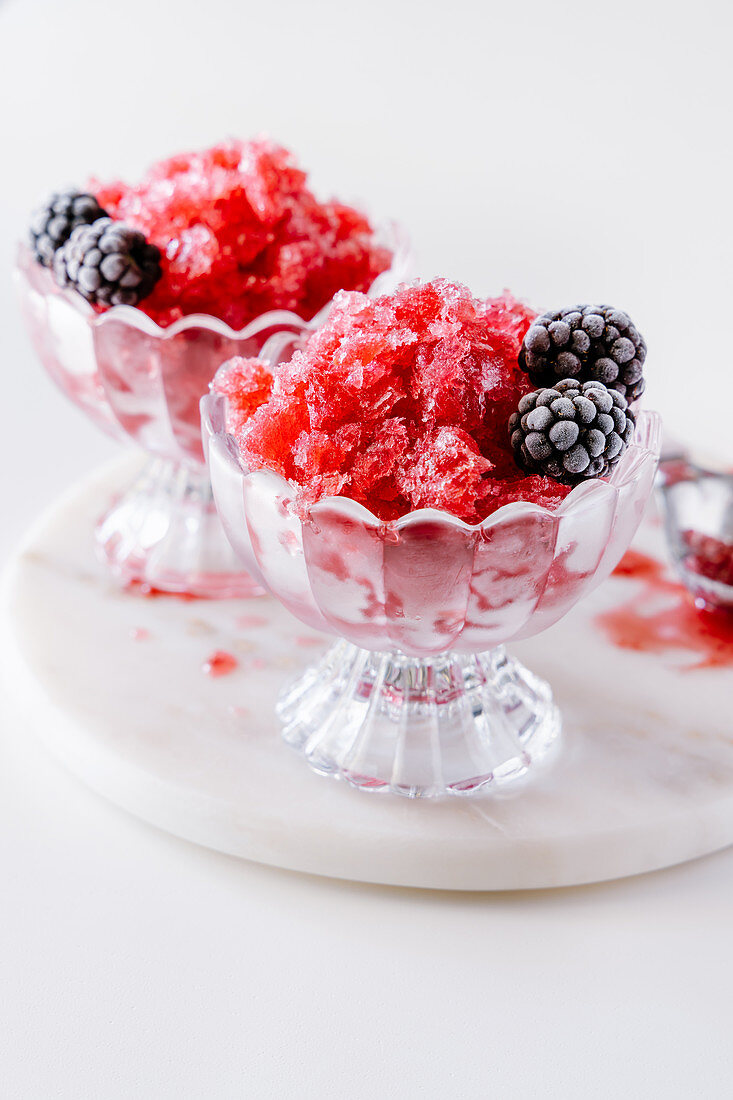 Brombeer-Erdbeer-Granita