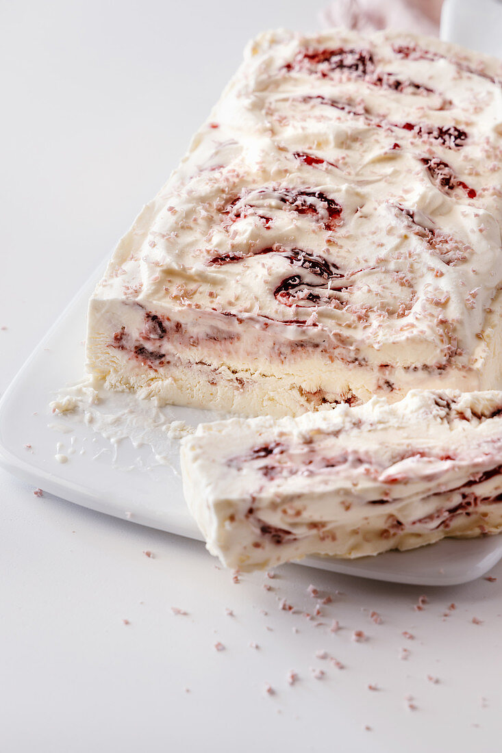 Himbeer-Semifreddo mit Ruby-Schokolade