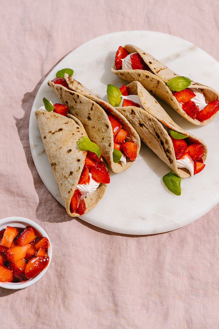 Süße Erdbeer-Tacos mit Sahne