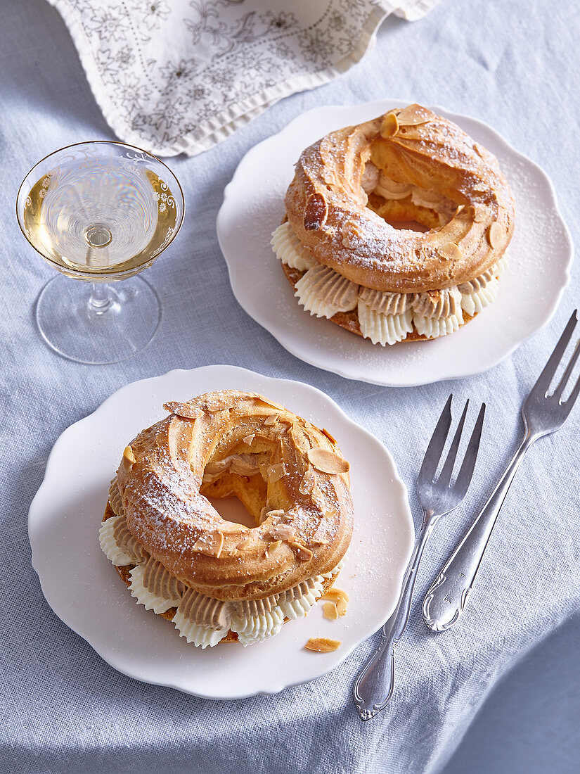 Kleine Paris-Brest mit Cremfüllung