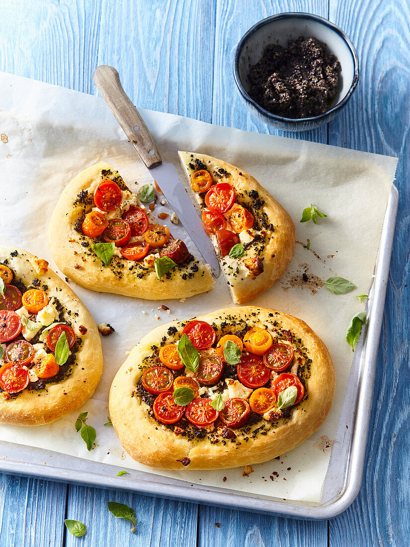 Small pizzas with tapenade