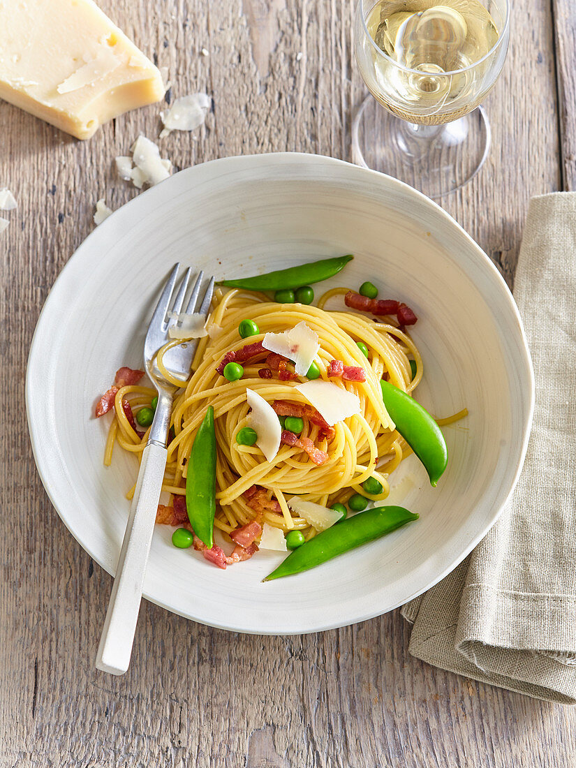 Spaghetti mit Erbsenschoten und Speck